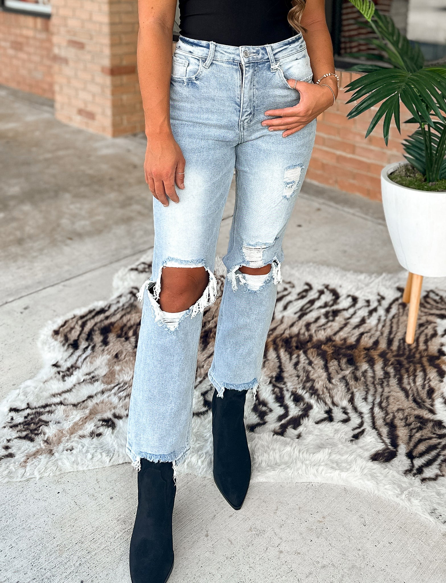 On Trend Fray Jeans